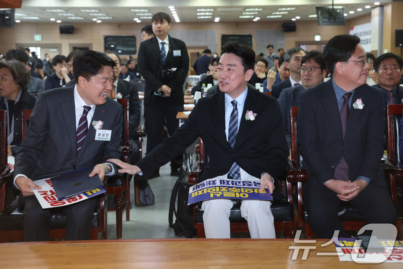 (서울=뉴스1) 이광호 기자 = 강훈식(가운데) 대통령비서실장이 29일 오전 서울 강서구 대한한의사협회에서 열린 제70회 정기대의원 총회에 참석해 윤성찬 대한한의사협회장과 대화하고 …