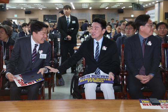 대화하는 강훈식 비서실장과 윤성찬 대한한의사협회장