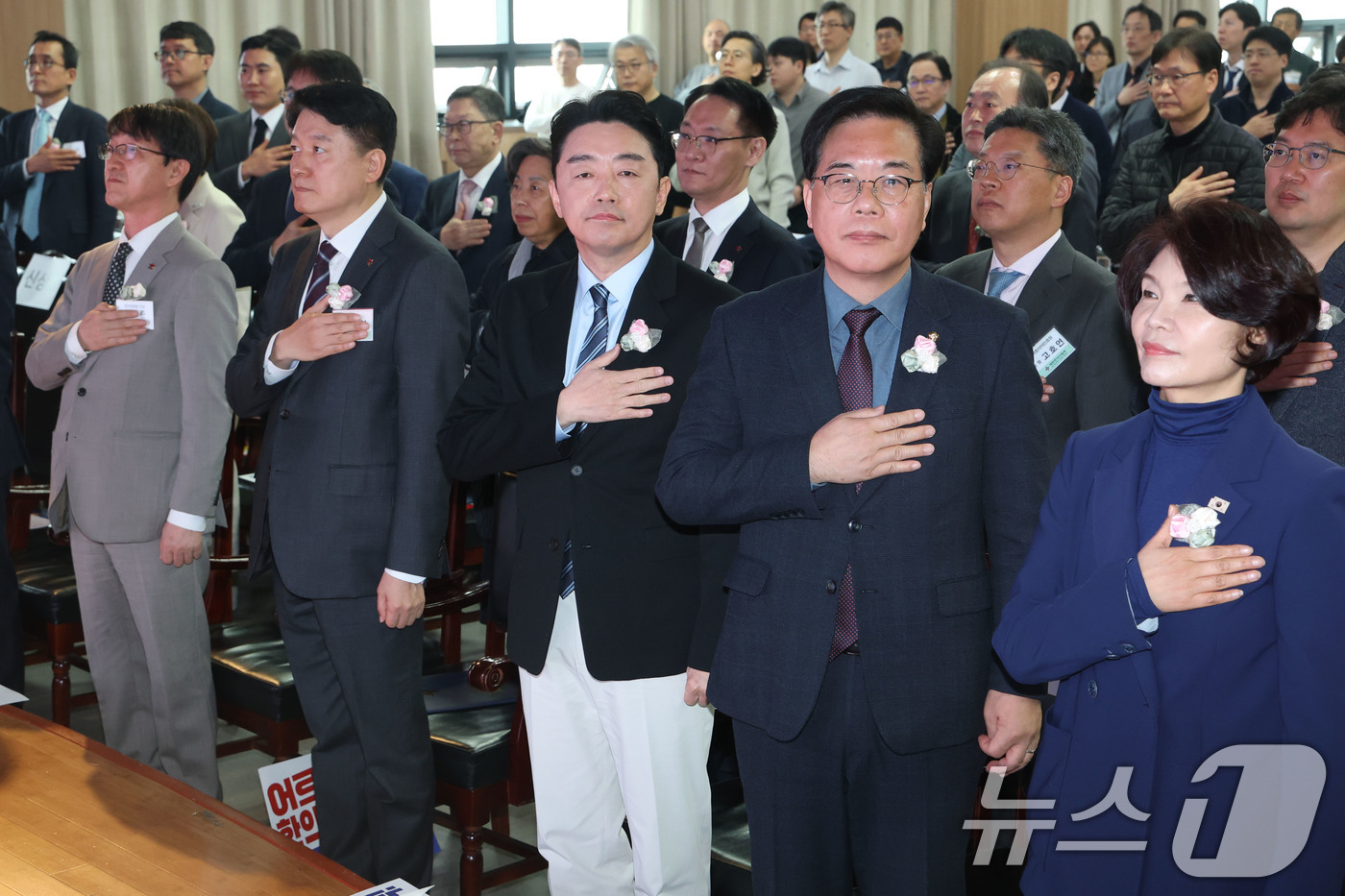(서울=뉴스1) 이광호 기자 = 강훈식(오른쪽 세번째) 대통령비서실장과 송언석(오른쪽 두번째) 국민의힘 원내대표 등이 29일 오전 서울 강서구 대한한의사협회에서 열린 제70회 정기 …