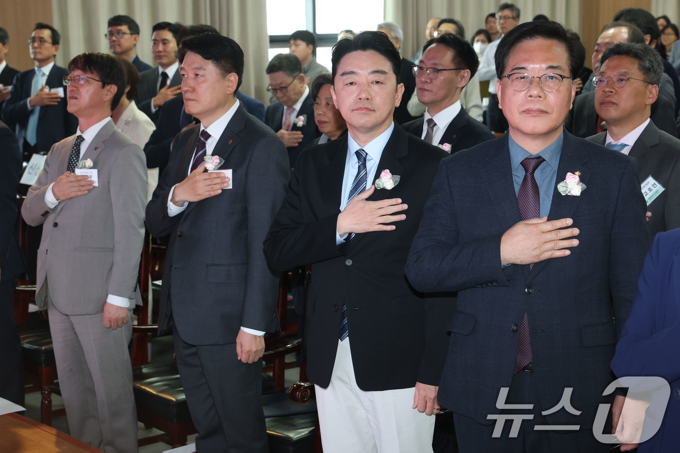 (서울=뉴스1) 이광호 기자 = 강훈식(오른쪽 두번째) 대통령비서실장과 송언석(오른쪽) 국민의힘 원내대표 등이 29일 오전 서울 강서구 대한한의사협회에서 열린 제70회 정기대의원 …