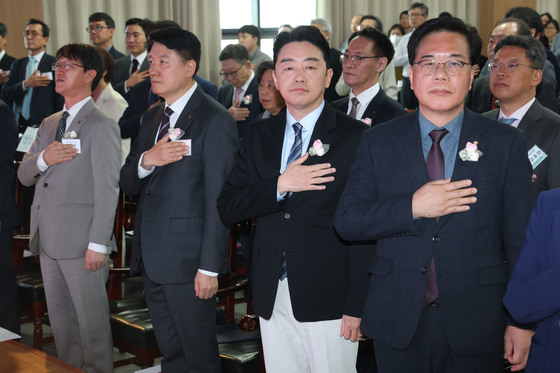 국기에 경례하는 강훈식 비서실장과 송언석 원내대표