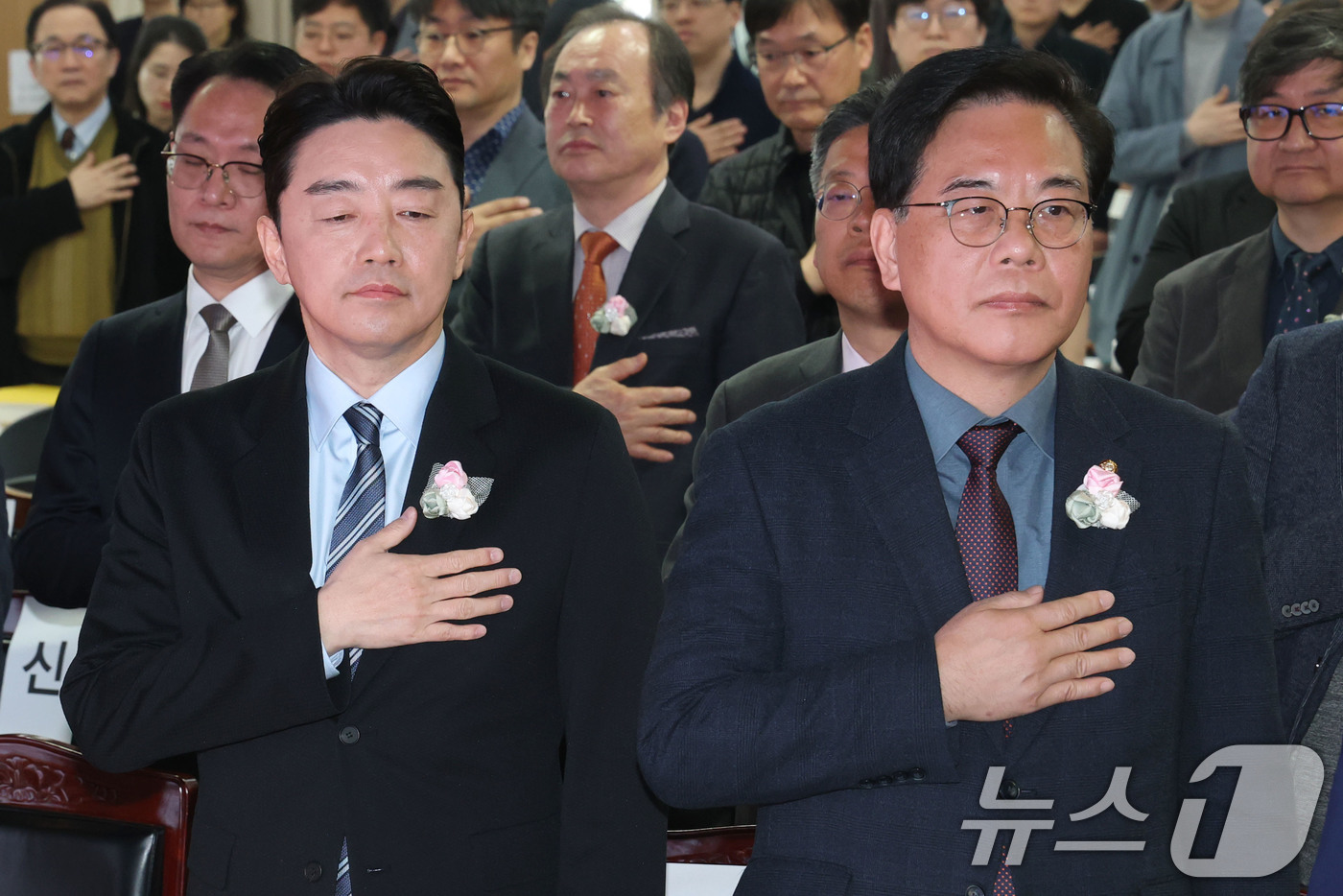 (서울=뉴스1) 이광호 기자 = 강훈식(왼쪽) 대통령비서실장과 송언석 국민의힘 원내대표가 29일 오전 서울 강서구 대한한의사협회에서 열린 제70회 정기대의원 총회에 참석해 국민의례 …