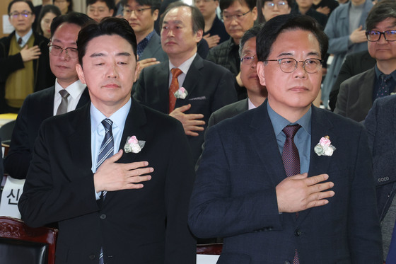 국기에 경례하는 강훈식 비서실장과 송언석 원내대표