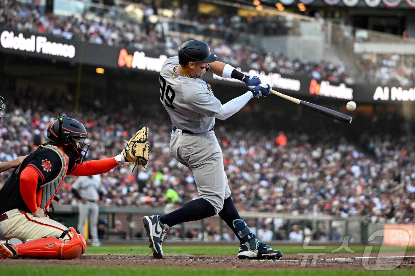 본문 이미지 - 뉴욕 양키스 애런 저지가 29일(한국시간) 열린 2026 메이저리그 샌프란시스코 자이언츠전에서 5회초 1점 홈런을 터뜨렸다. ⓒ AFP=뉴스1