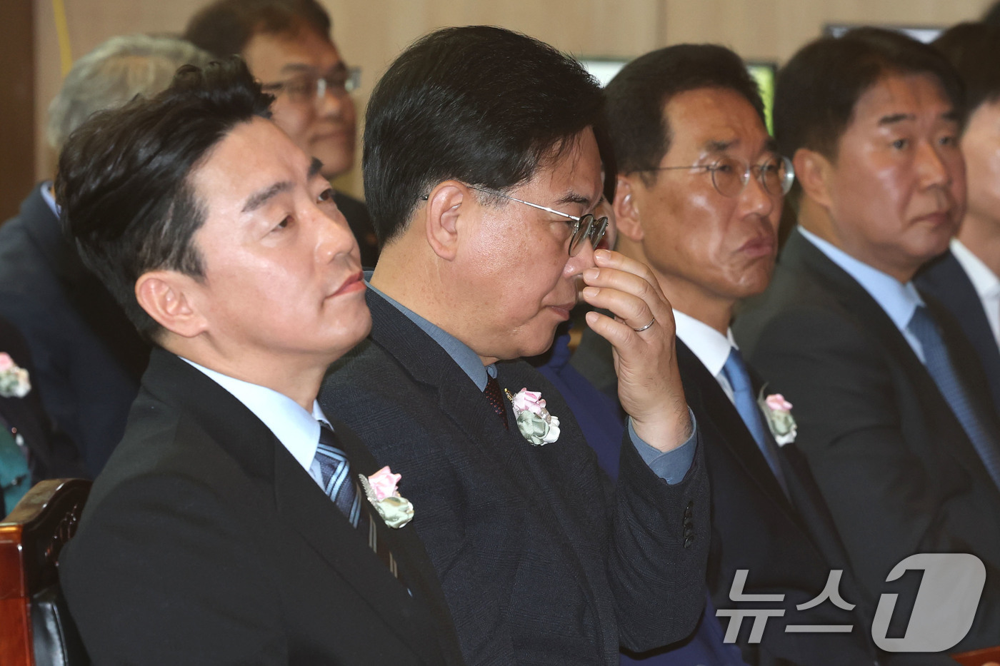 (서울=뉴스1) 이광호 기자 = 송언석 국민의힘 원내대표가 29일 오전 서울 강서구 대한한의사협회에서 열린 제70회 정기대의원 총회에 참석해 안경을 고쳐쓰고 있다. 2026.3.2 …