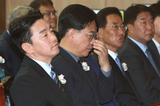 안경 고쳐쓰는 송언석 원내대표