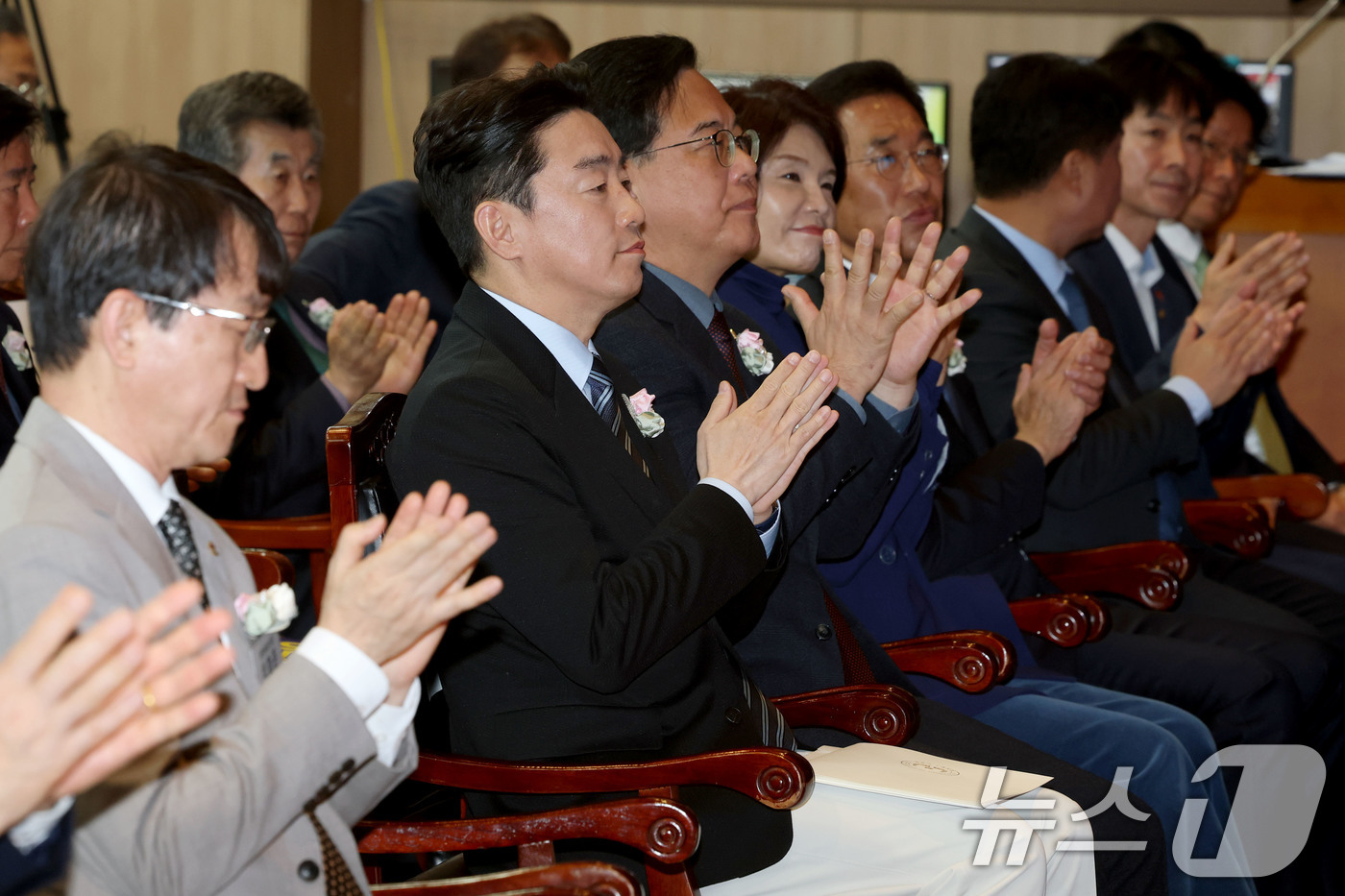 (서울=뉴스1) 이광호 기자 = 강훈식 대통령비서실장과 송언석 국민의힘 원내대표 등이 29일 오전 서울 강서구 대한한의사협회에서 열린 제70회 정기대의원 총회에 참석해 손뼉치고 있 …