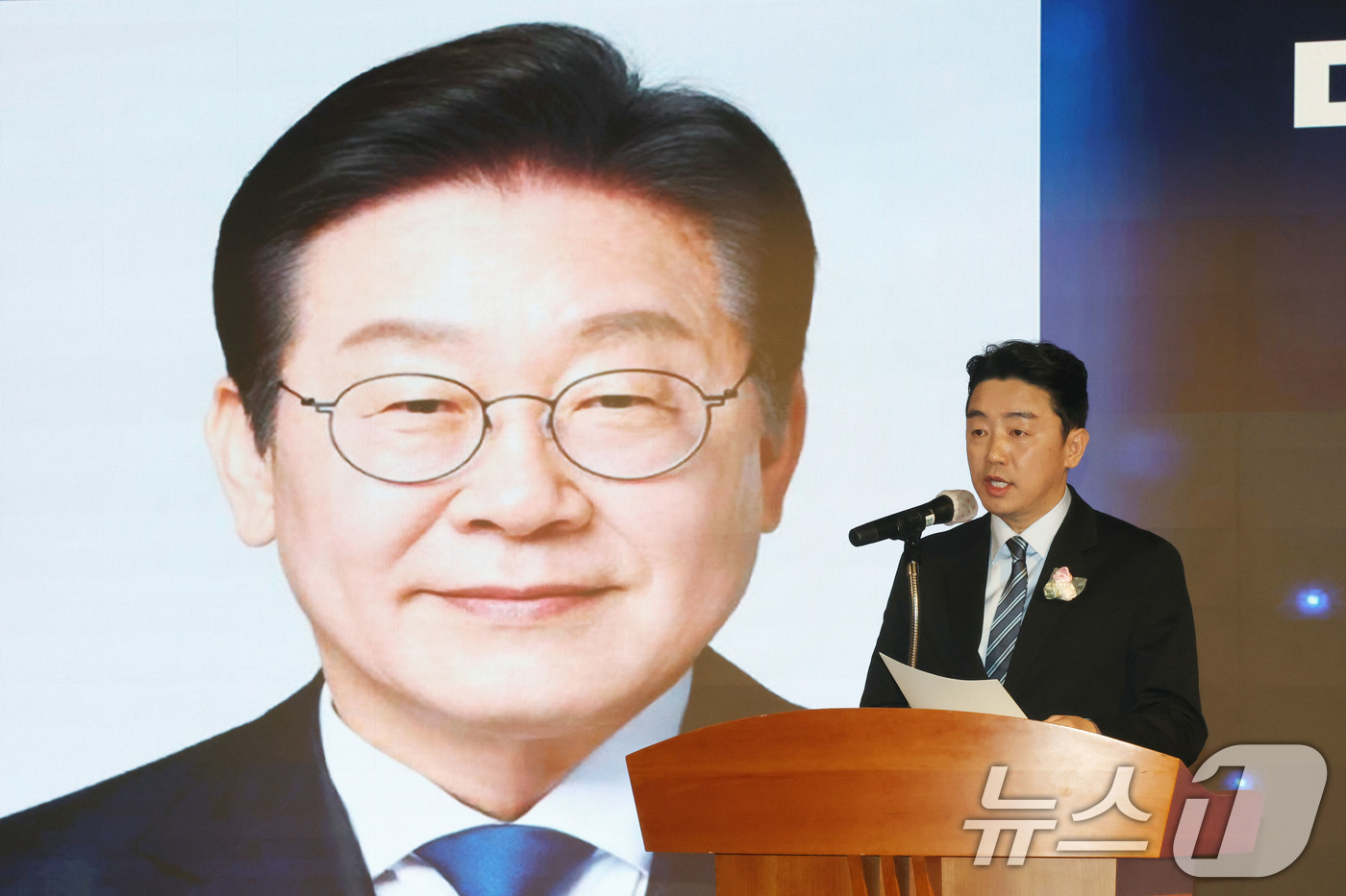 (서울=뉴스1) 이광호 기자 = 강훈식 대통령비서실장이 29일 오전 서울 강서구 대한한의사협회에서 열린 제70회 정기대의원 총회에 참석해 이재명 대통령의 축사를 대독하고 있다. 2 …