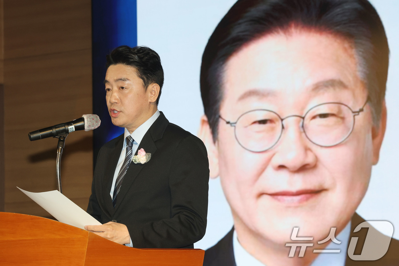 (서울=뉴스1) 이광호 기자 = 강훈식 대통령비서실장이 29일 오전 서울 강서구 대한한의사협회에서 열린 제70회 정기대의원 총회에 참석해 이재명 대통령의 축사를 대독하고 있다. 2 …