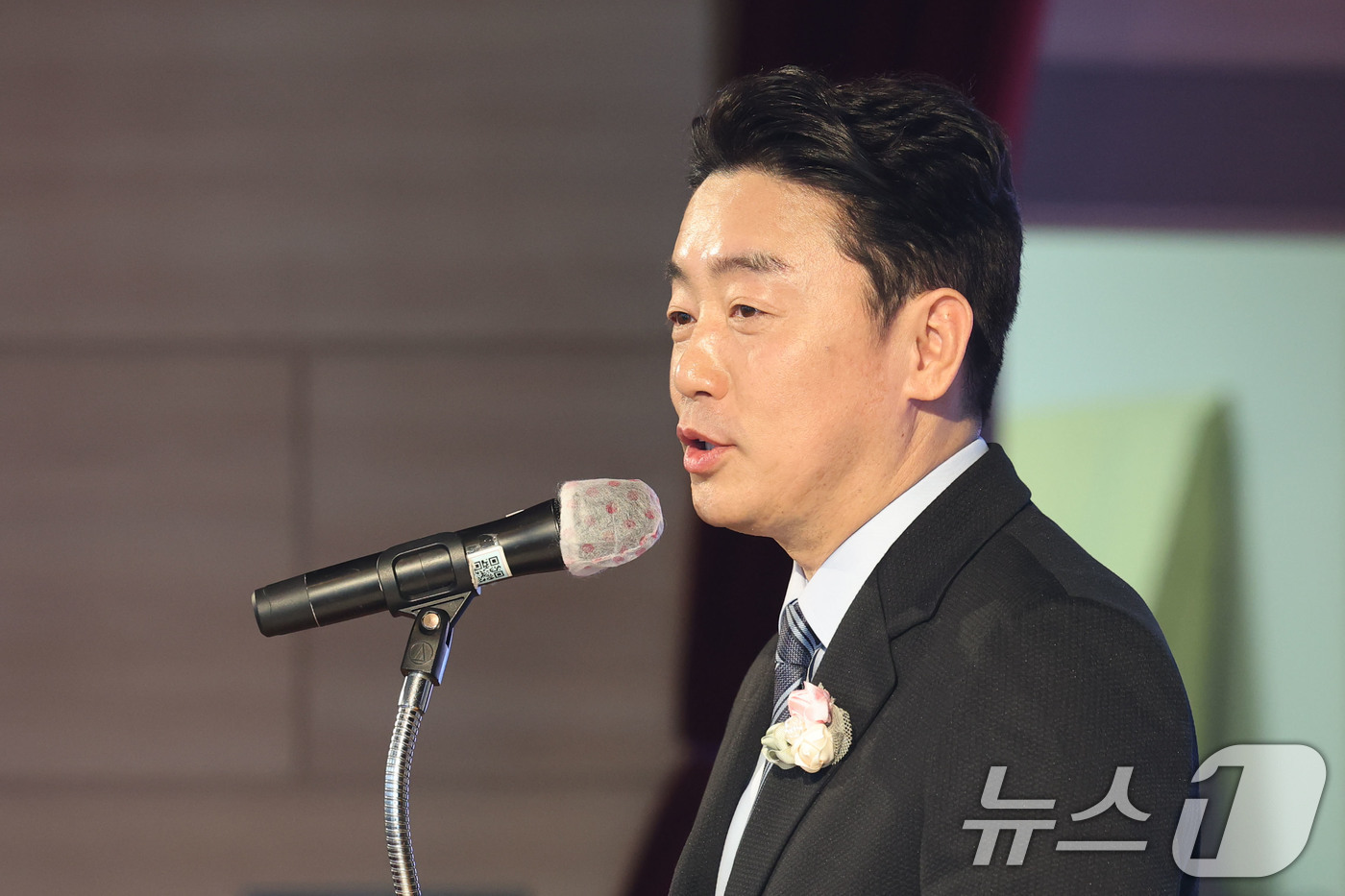 (서울=뉴스1) 이광호 기자 = 강훈식 대통령비서실장이 29일 오전 서울 강서구 대한한의사협회에서 열린 제70회 정기대의원 총회에 참석해 이재명 대통령의 축사를 대독하고 있다. 2 …