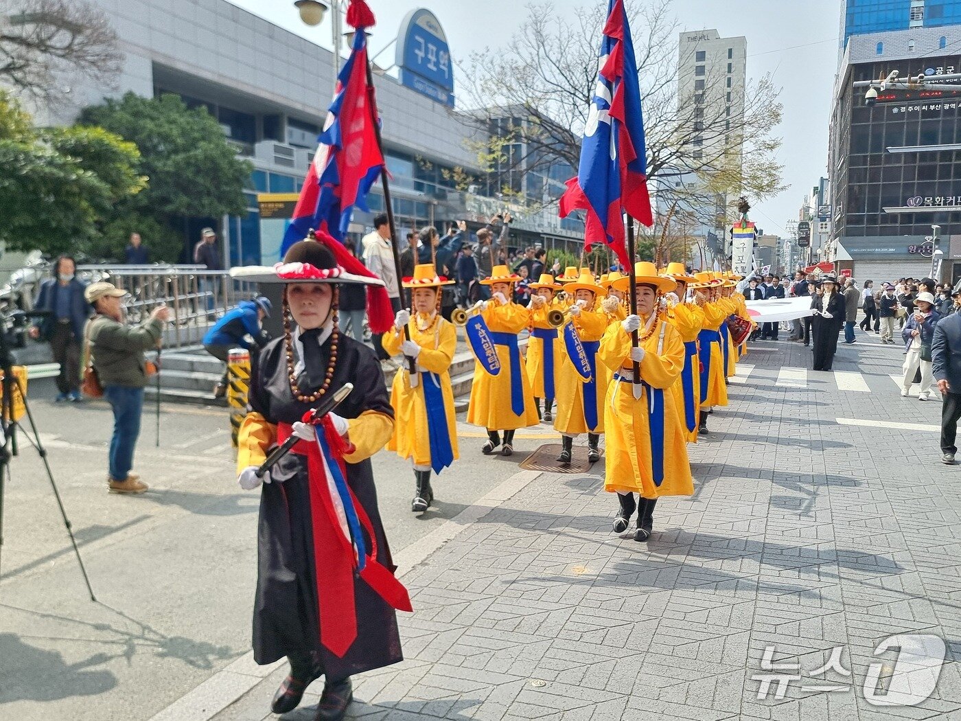 본문 이미지 - 부산 구포역 광장에서 덕천초등학교까지 시가행진 모습. 2026.3.29/뉴스1 ⓒ News1 임순택 기자