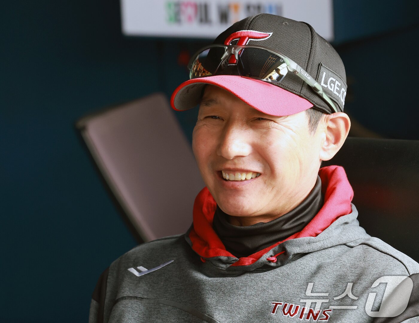 본문 이미지 - LG 염경엽 감독이 29일 서울 송파구 잠실야구장에서 열리는 '2026 신한 SOL KBO리그' KT 위즈의 경기를 앞두고 취재진과 인터뷰를 하고 있다. ⓒ 뉴스1 이호윤 기자