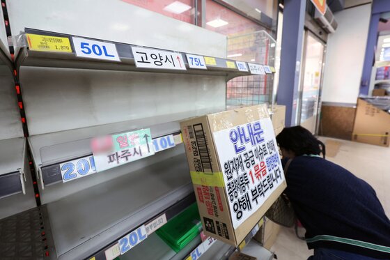 본문 이미지 - 중동전쟁 여파로 원료 수급에 차질이 빚으면서 쓰레기 종량제봉투 수요가 급증하고 있는 29일 경기 고양시의 한 마트에 '종량제 봉투 구매 수량 제한 안내문'이 붙어 있다. 2026.3.29 ⓒ 뉴스1 황기선 기자