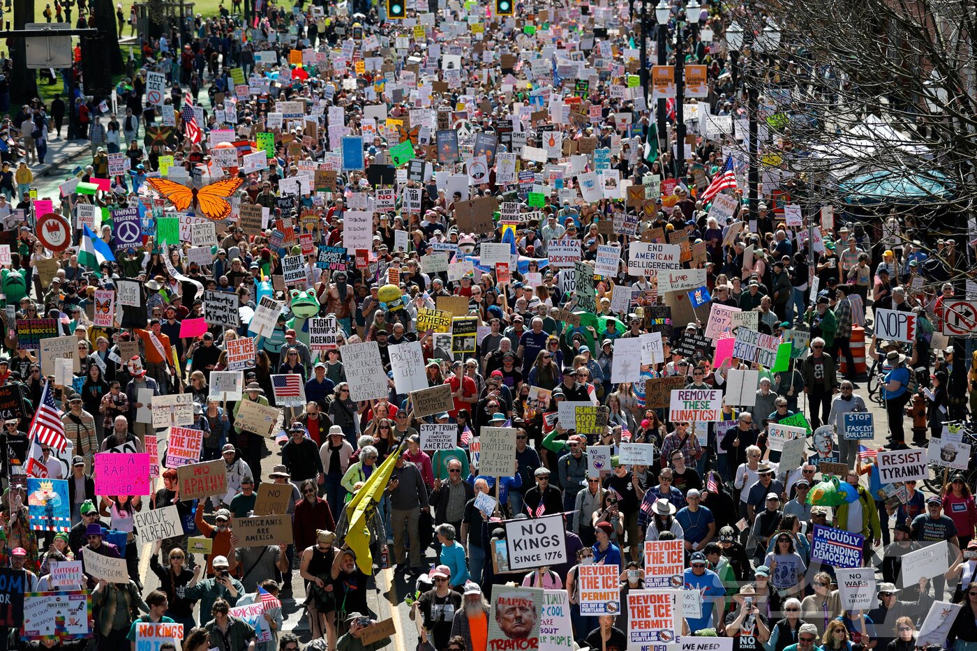 본문 이미지 - 미국 오리건주 포틀랜드에서 28일 '노 킹스' 시위가 벌어지고 있다. 2026.3.28 ⓒ 로이터=뉴스1