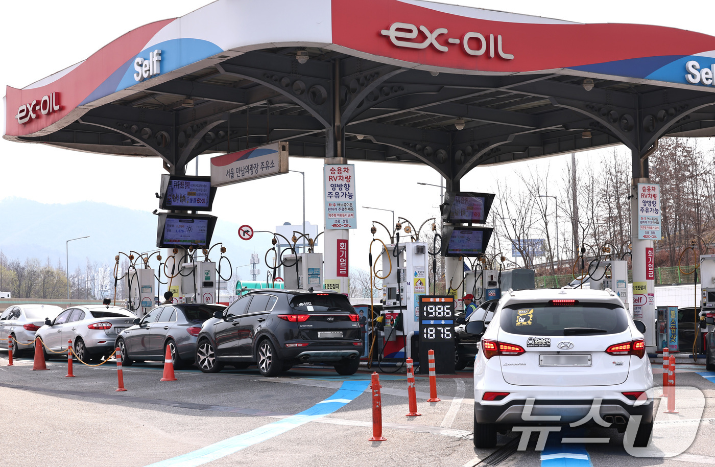 (서울=뉴스1) 구윤성 기자 = 29일 오전 서울 서초구 만남의광장 주유소에서 시민들이 주유를 하고 있다.리터당 210원 오른 가격으로 2차 석유 최고가격제가 시행된 이후 국제유가 …
