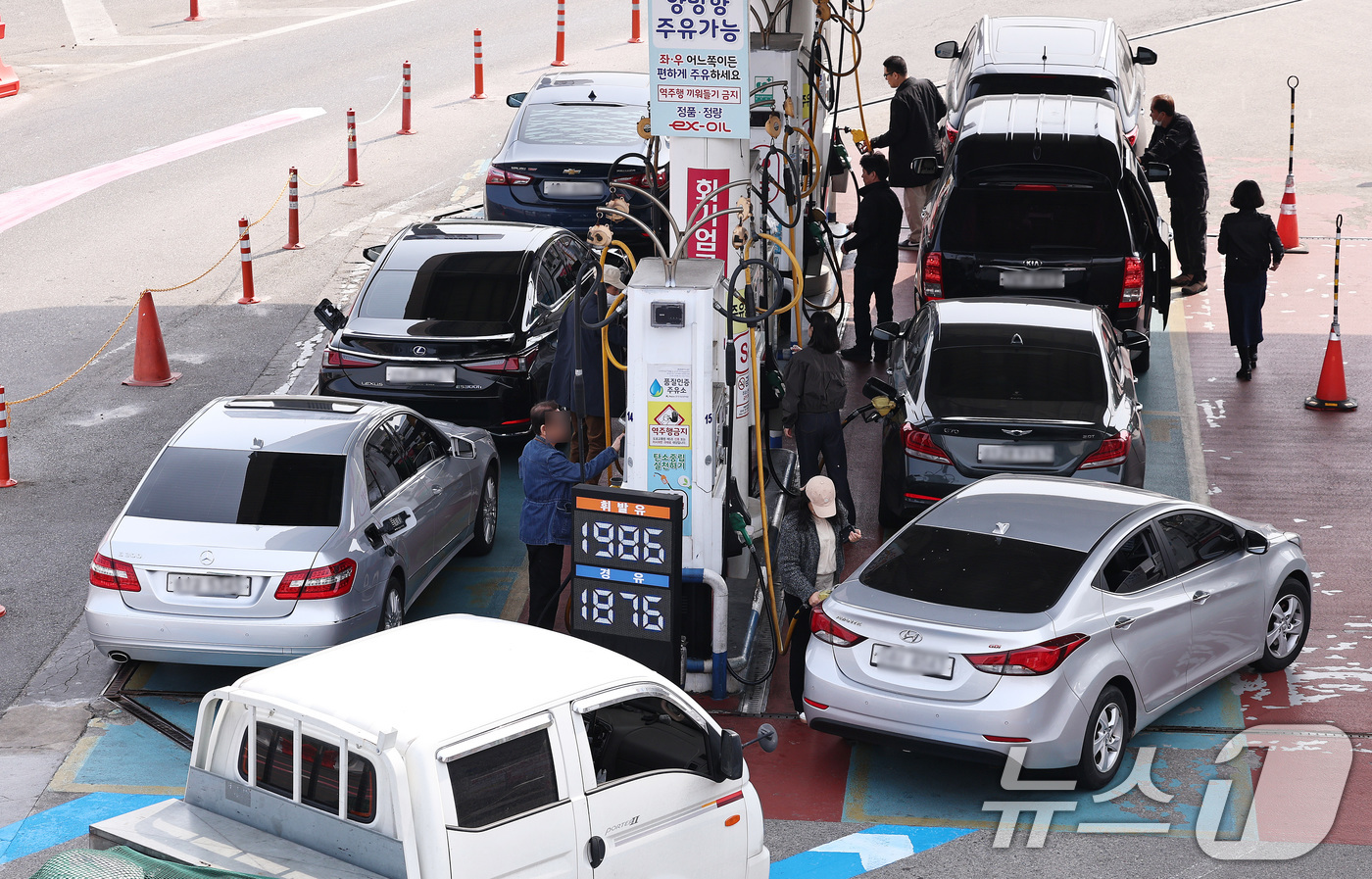(서울=뉴스1) 구윤성 기자 = 29일 오전 서울 서초구 만남의광장 주유소에서 시민들이 주유를 하고 있다.리터당 210원 오른 가격으로 2차 석유 최고가격제가 시행된 이후 국제유가 …