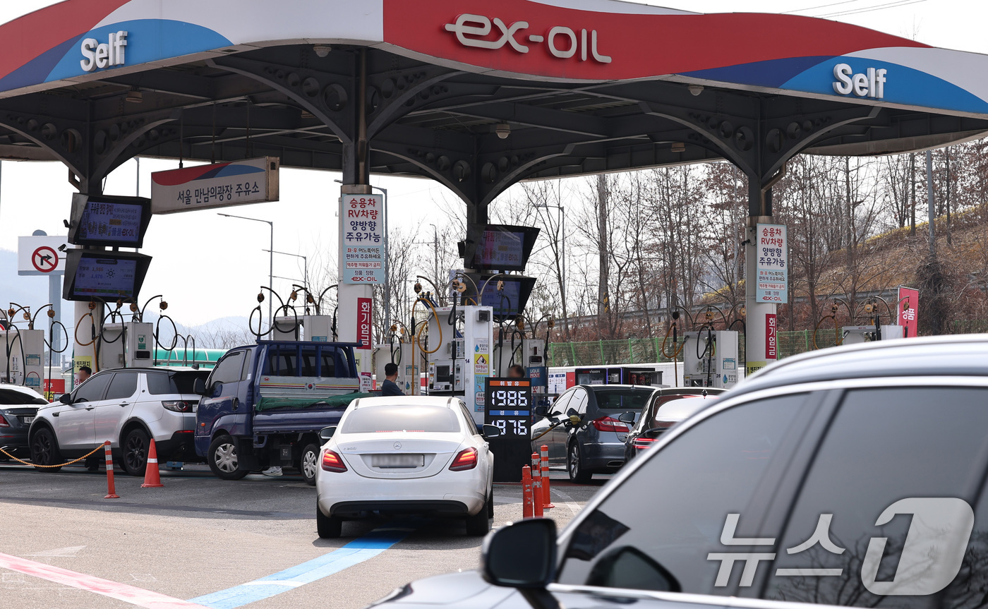 (서울=뉴스1) 구윤성 기자 = 29일 오전 서울 서초구 만남의광장 주유소에서 시민들이 주유를 하고 있다.리터당 210원 오른 가격으로 2차 석유 최고가격제가 시행된 이후 국제유가 …
