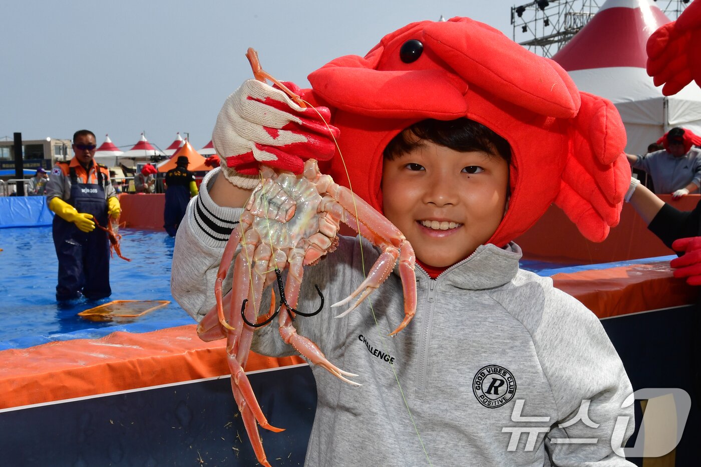 본문 이미지 - 29일 제29회 경북 영덕대게축제가 열린 강구항 해파랑공원에서 가족과 함께 온 어린이가 대게낚시 체험에서 잡은 대게를 보여주고 있다. 2026.3.29 ⓒ 뉴스1 최창호 기자