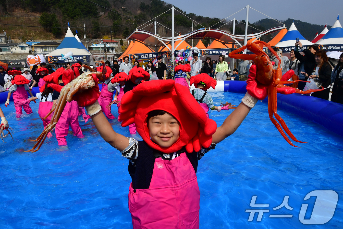 (영덕=뉴스1) 최창호 기자 = 29일 제29회 경북 영덕대게축제가 열린 강구항 해파랑공원에서 가족과 함께 온 어린이가 대게 맨손잡기 체험에서 잡은 대게를 자랑하고 있다. 2026 …