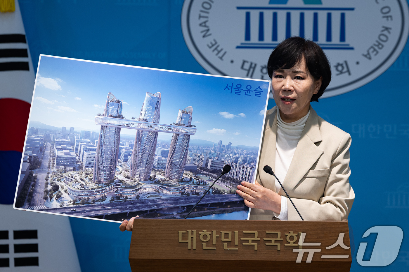 (서울=뉴스1) 유승관 기자 = 전현희 더불어민주당 서울시장 예비후보가 29일 서울 여의도 국회 소통관에서 서울 주거 공약 발표 기자회견을 하고 있다. 2026.3.29/뉴스1