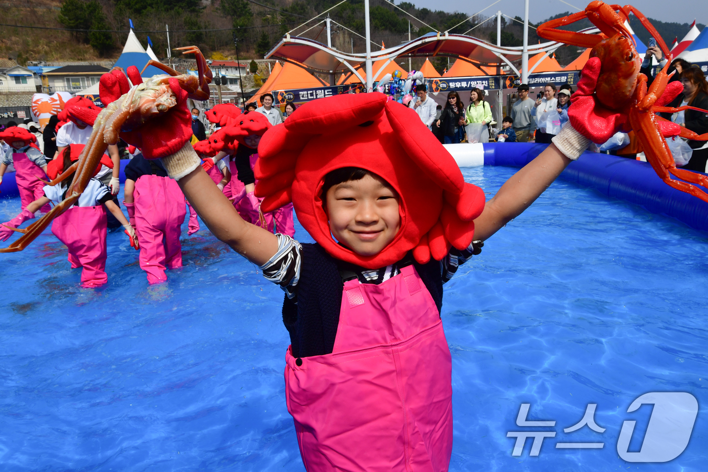 (영덕=뉴스1) 최창호 기자 = 29일 제29회 경북 영덕대게축제가 열린 강구항 해파랑공원에서 가족과 함께 온 어린이가 대게 맨손잡기 체험에서 잡은 대게를 자랑하고 있다. 2026 …