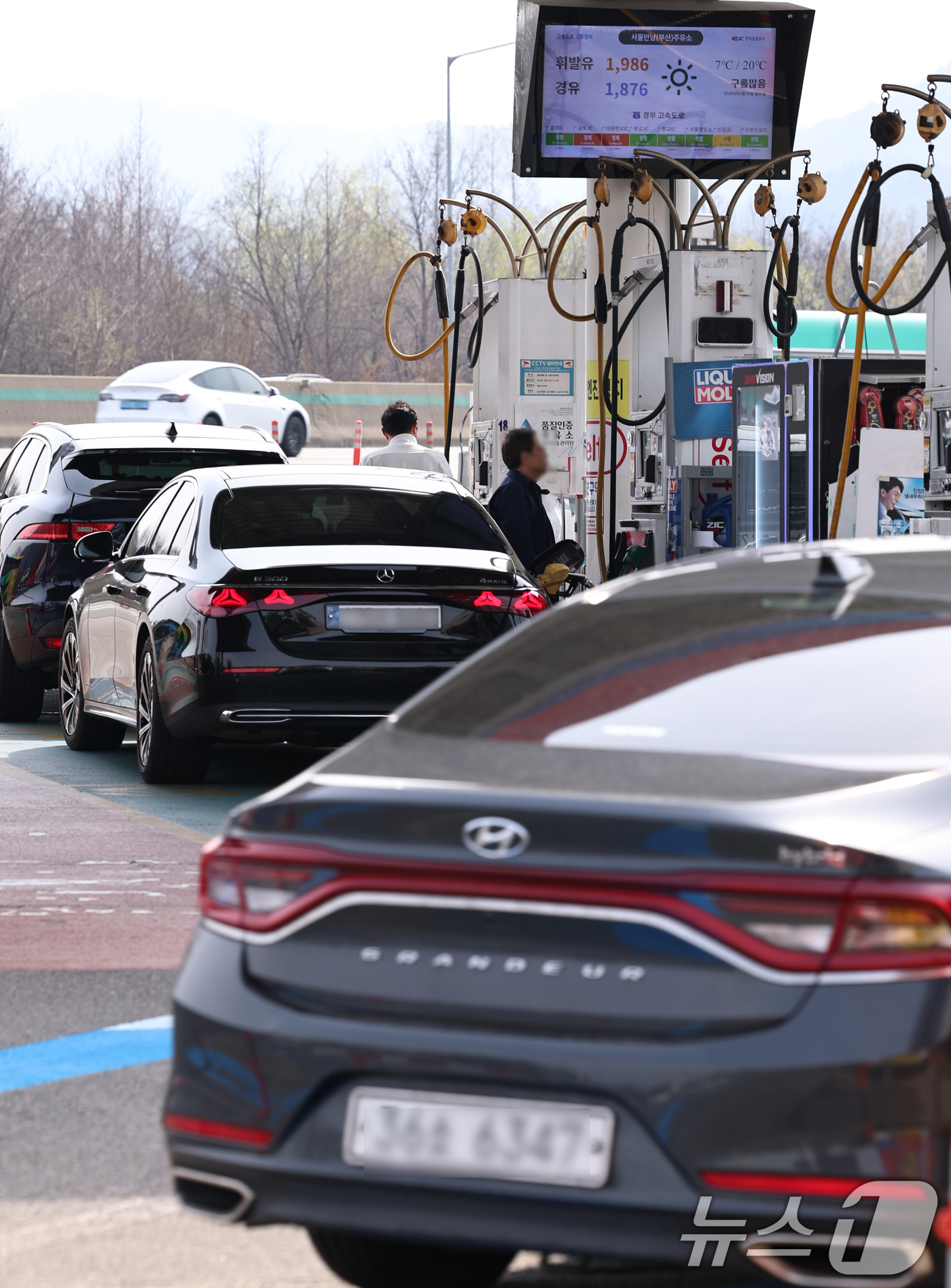 (서울=뉴스1) 구윤성 기자 = 29일 오전 서울 서초구 만남의광장 주유소에서 시민들이 주유를 하고 있다.리터당 210원 오른 가격으로 2차 석유 최고가격제가 시행된 이후 국제유가 …