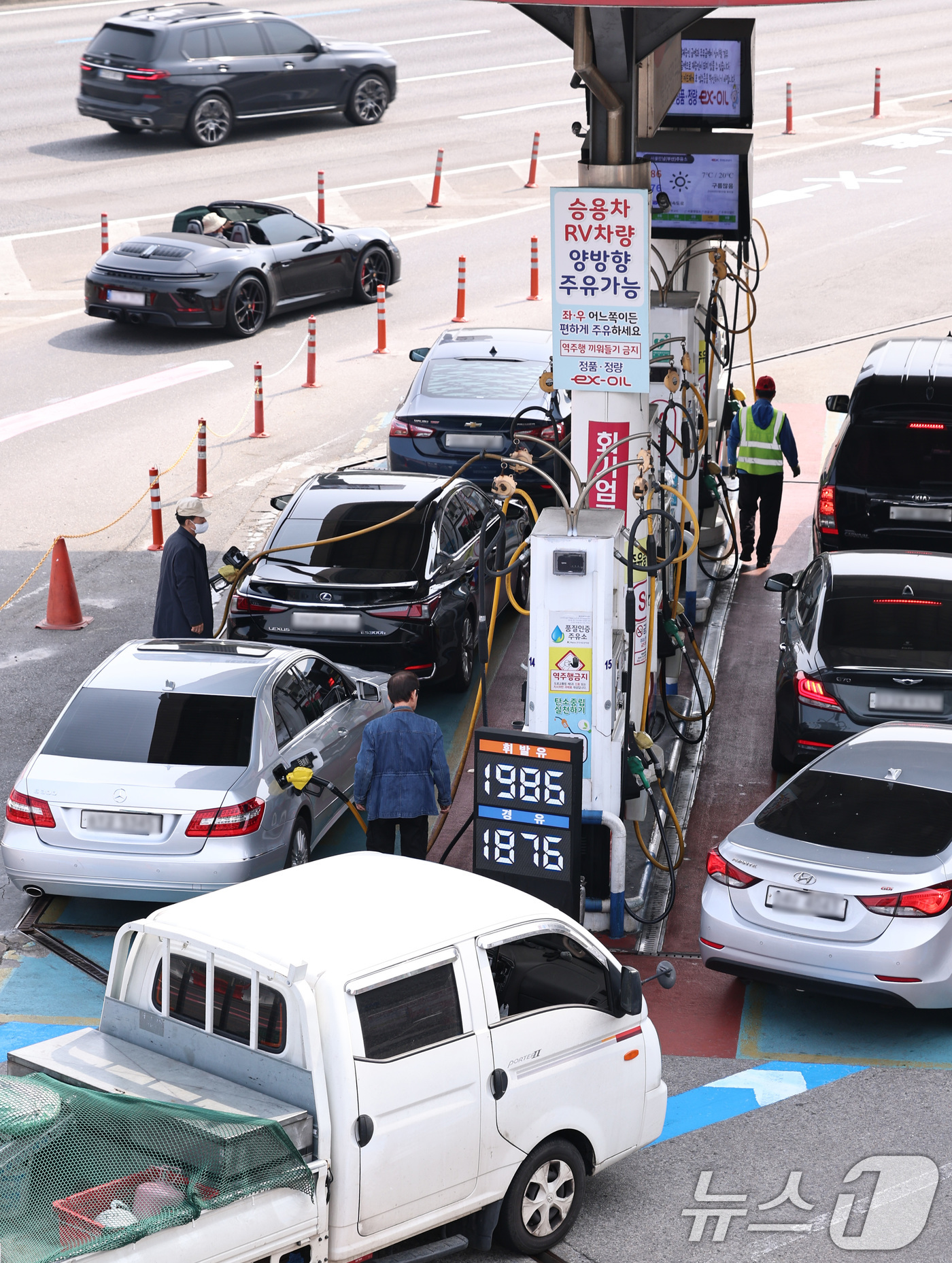 (서울=뉴스1) 구윤성 기자 = 29일 오전 서울 서초구 만남의광장 주유소에서 시민들이 주유를 하고 있다.리터당 210원 오른 가격으로 2차 석유 최고가격제가 시행된 이후 국제유가 …