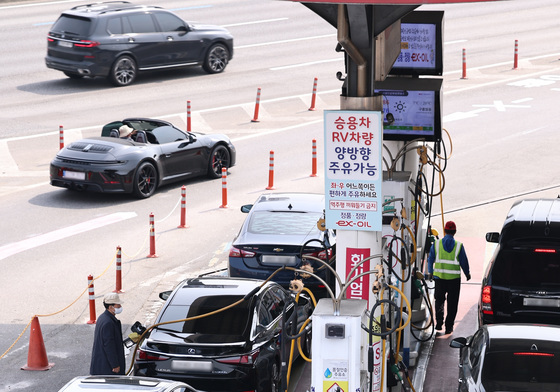 휘발유 2000원 시대 앞두고 주유소 '북적'