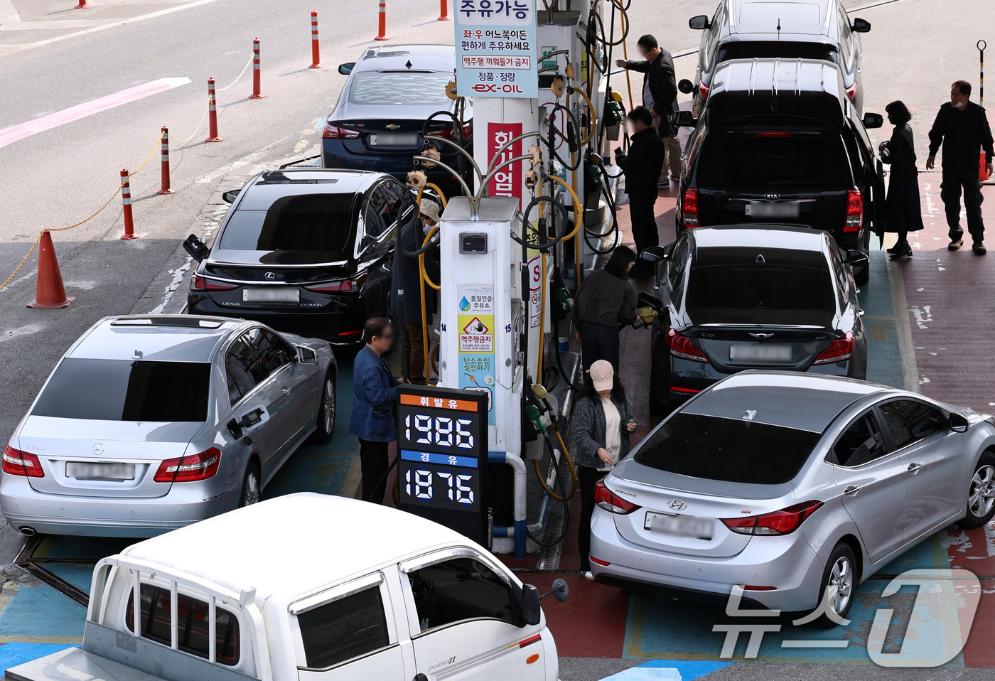 (서울=뉴스1) 구윤성 기자 = 29일 오전 서울 서초구 만남의광장 주유소에서 시민들이 주유를 하고 있다.리터당 210원 오른 가격으로 2차 석유 최고가격제가 시행된 이후 국제유가 …