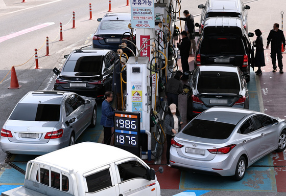 "가득 대신 '조금만'"…서울 휘발유 가격 1900원 돌파에 부담↑