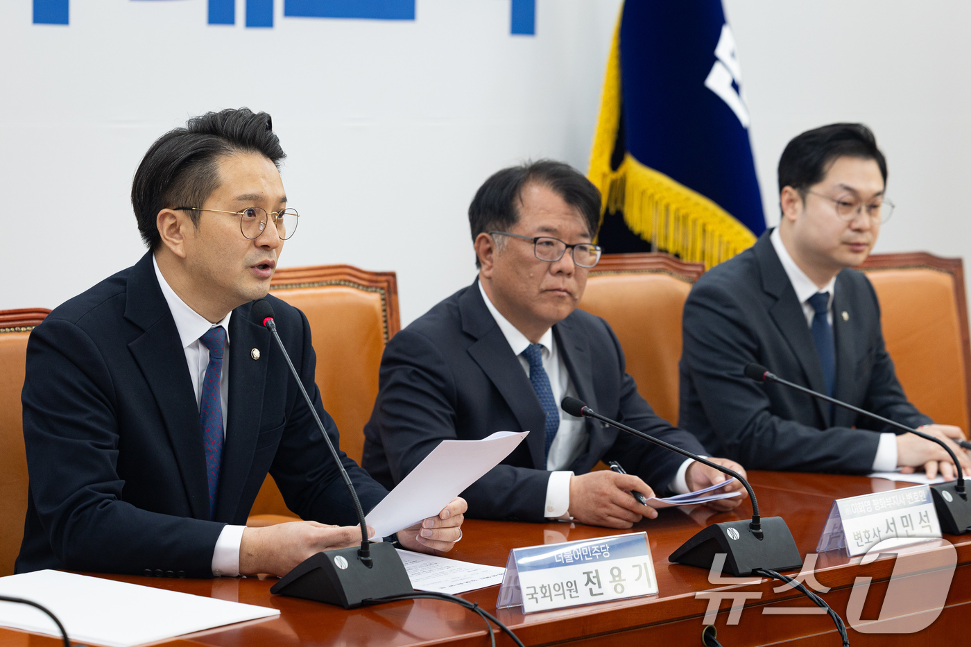 (서울=뉴스1) 유승관 기자 = 전용기 더불어민주당 의원이 29일 서울 여의도 국회에서 열린 쌍방울 대북송금 사건 긴급 기자간담회에서 발언을 하고 있다. 왼쪽부터 더불어민주당 전 …