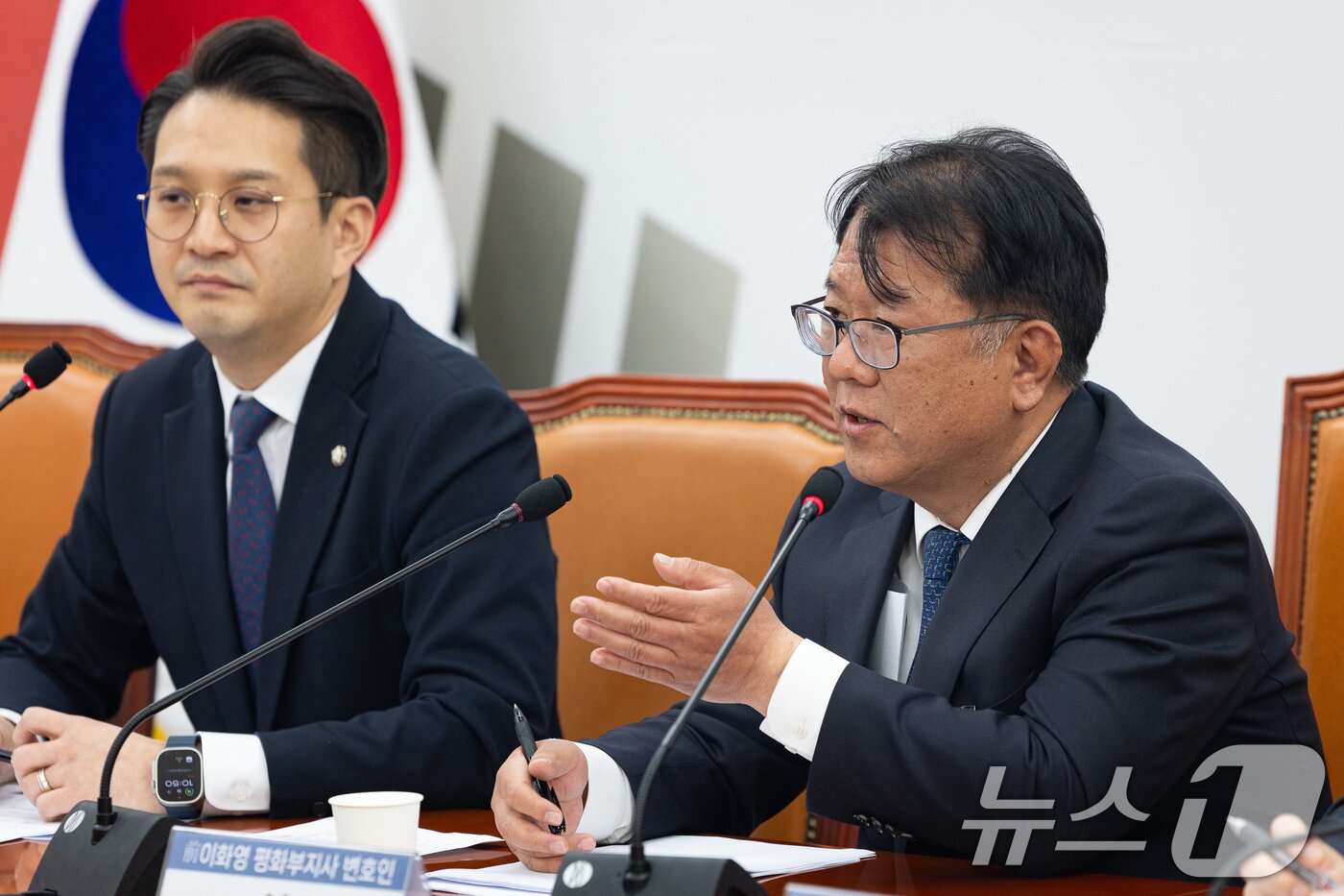 본문 이미지 - 서민석 전 이화영 경기도 평화부지사 변호인이 29일 서울 여의도 국회에서 열린 쌍방울 대북송금 사건 긴급 기자간담회에서 박상용 검사 회유 의혹 관련 취재진 질문에 답하고 있다. 2026.3.29 ⓒ 뉴스1 유승관 기자