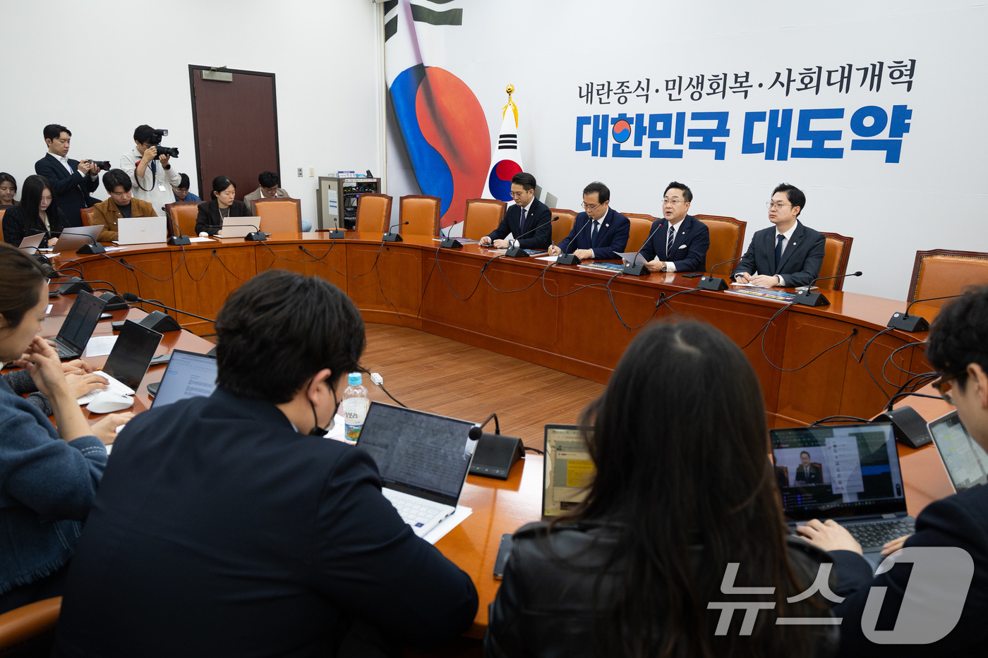 (서울=뉴스1) 유승관 기자 = 박성준 국회 윤석열 정권 정치검찰 조작기소 의혹 사건 진상규명 국정조사특별위원회 더불어민주당 간사가 29일 서울 여의도 국회에서 열린 조작기소 국조 …