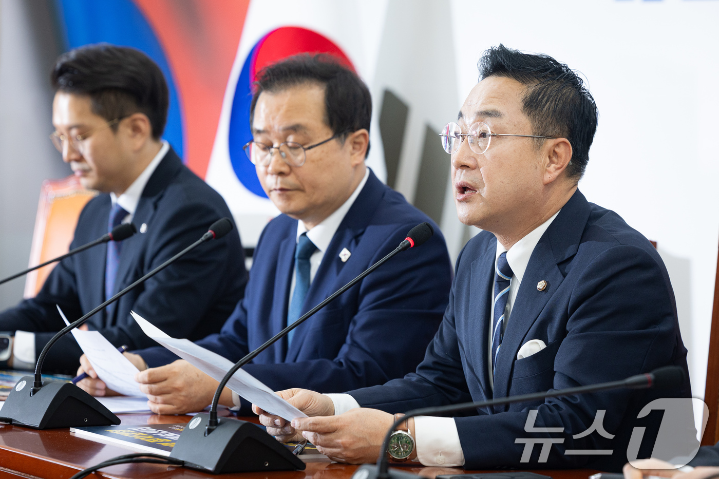 (서울=뉴스1) 유승관 기자 = 박성준 국회 윤석열 정권 정치검찰 조작기소 의혹 사건 진상규명 국정조사특별위원회 더불어민주당 간사가 29일 서울 여의도 국회에서 열린 조작기소 국조 …