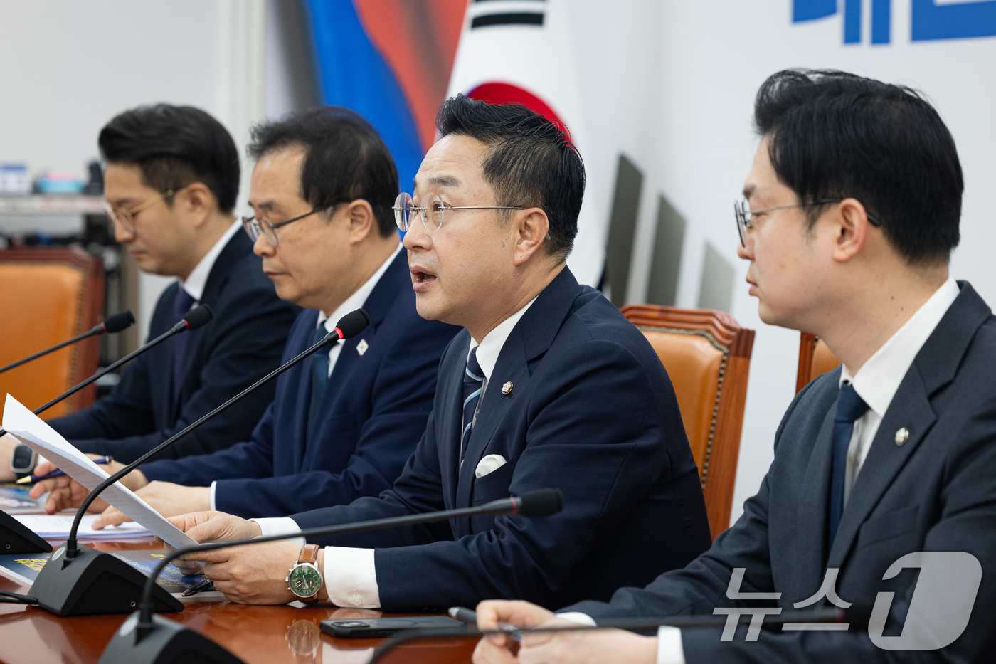 (서울=뉴스1) 유승관 기자 = 박성준 국회 윤석열 정권 정치검찰 조작기소 의혹 사건 진상규명 국정조사특별위원회 더불어민주당 간사가 29일 서울 여의도 국회에서 열린 조작기소 국조 …