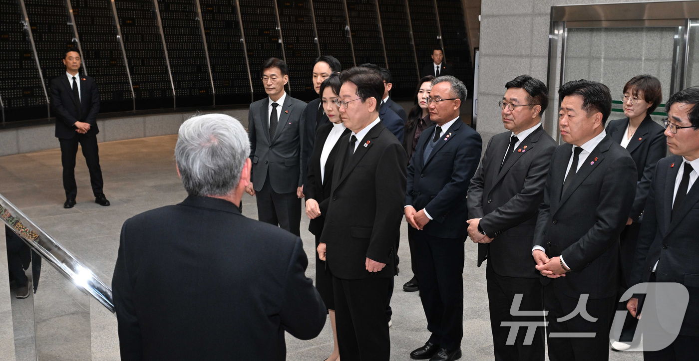 (제주=뉴스1) 이재명 기자 = 이재명 대통령과 김혜경 여사가 29일 제주 4.3 평화공원을 방문해 위패봉안실에서 임문철 제주 4.3평화재단 이사장의 설명을 듣고 있다. 2026. …
