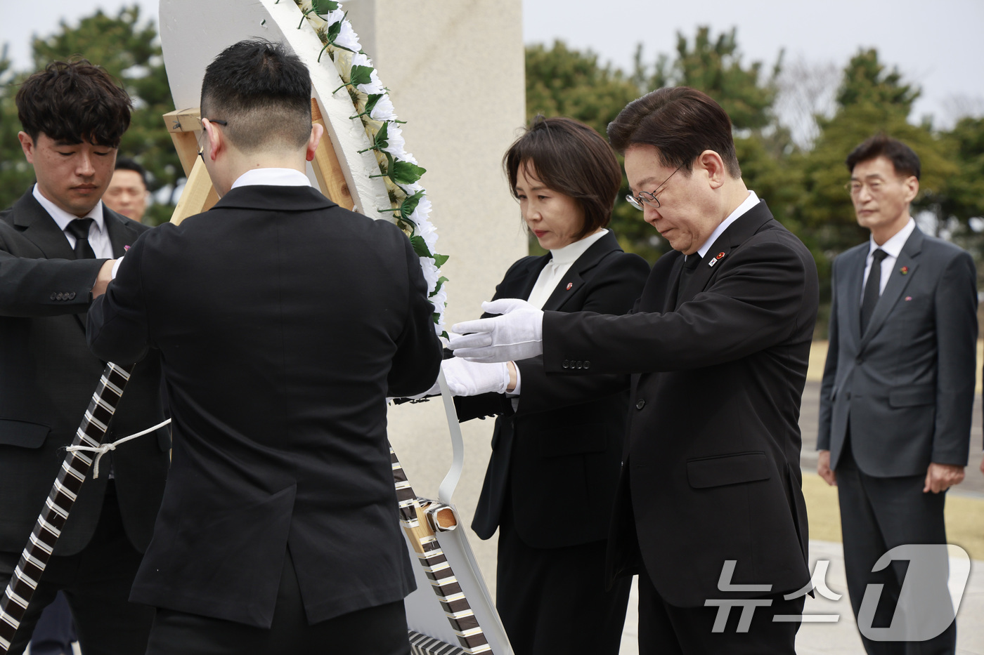 (제주=뉴스1) 이재명 기자 = 이재명 대통령과 김혜경 여사가 29일 제주시 명림로 제주4·3평화공원 내 위령제단에서 헌화를 하고 있다. 2026.3.29/뉴스1