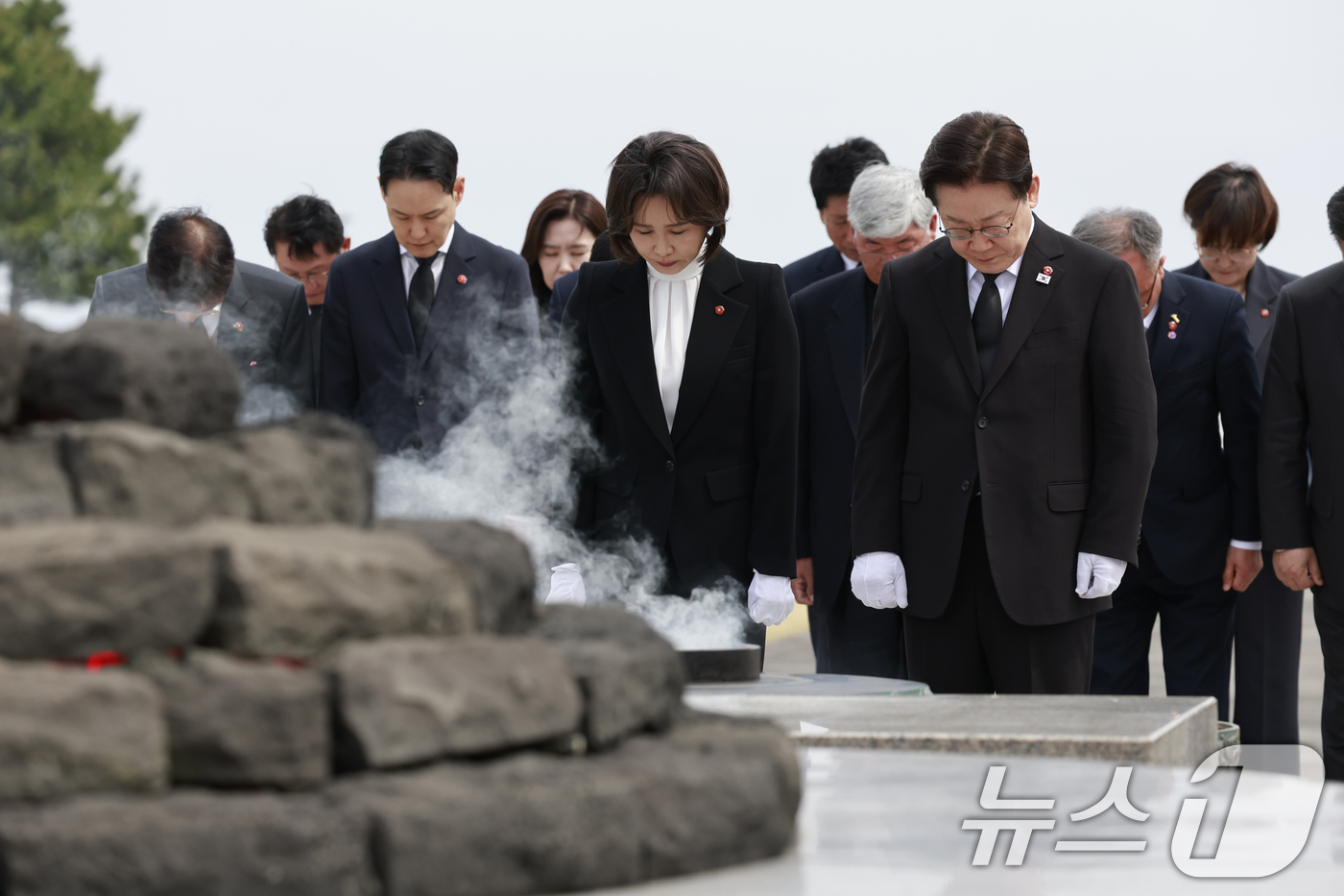 (제주=뉴스1) 이재명 기자 = 이재명 대통령과 김혜경 여사가 29일 제주시 명림로 제주4·3평화공원 내 위령제단에서 참배를 하고 있다. 2026.3.29/뉴스1