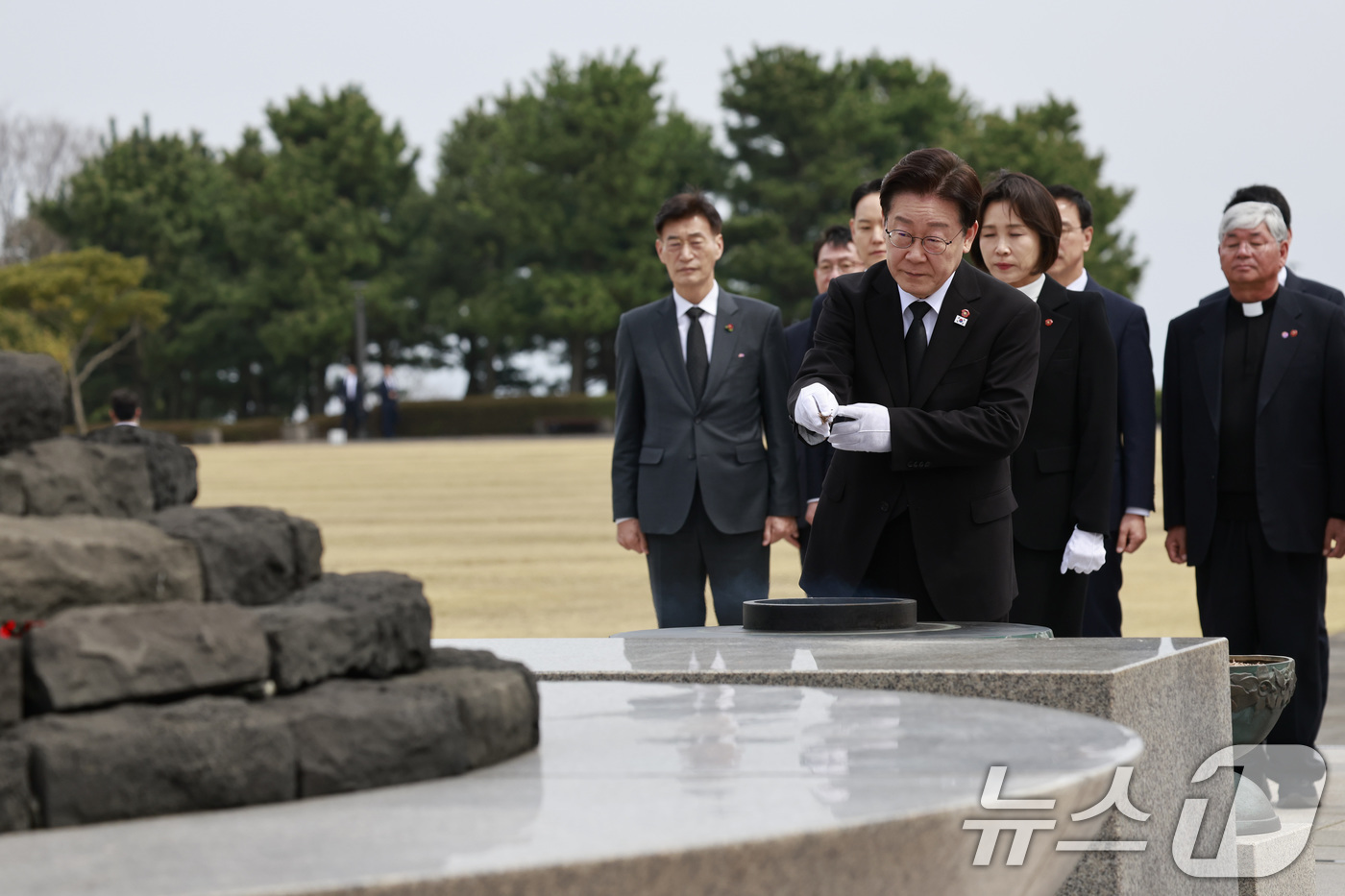 (제주=뉴스1) 이재명 기자 = 이재명 대통령이 29일 제주시 명림로 제주4·3평화공원 내 위령제단에서 분향을 하고 있다. 2026.3.29/뉴스1