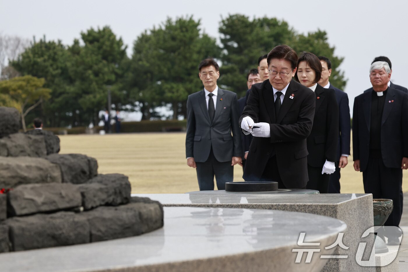 본문 이미지 - 이재명 대통령이 29일 제주시 명림로 제주4·3평화공원 내 위령제단에서 분향을 하고 있다. 2026.3.29 ⓒ 뉴스1 이재명 기자