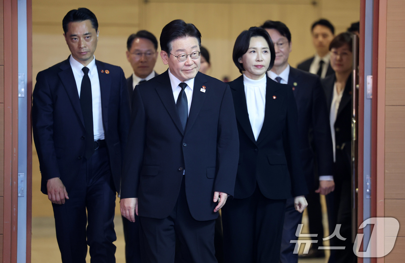 (제주=뉴스1) 이재명 기자 = 이재명 대통령과 김혜경 여사가 29일 제주시의 한 호텔에서 열린 제주 4.3 희생자 유족과의 오찬에 입장하고 있다. 2026.3.29/뉴스1