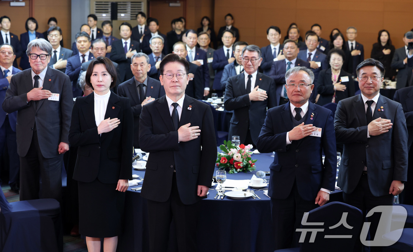 (제주=뉴스1) 이재명 기자 = 이재명 대통령과 김혜경 여사가 29일 제주시의 한 호텔에서 열린 제주 4.3 희생자 유족과의 오찬에서 국민의례를 하고 있다. 2026.3.29/뉴스 …