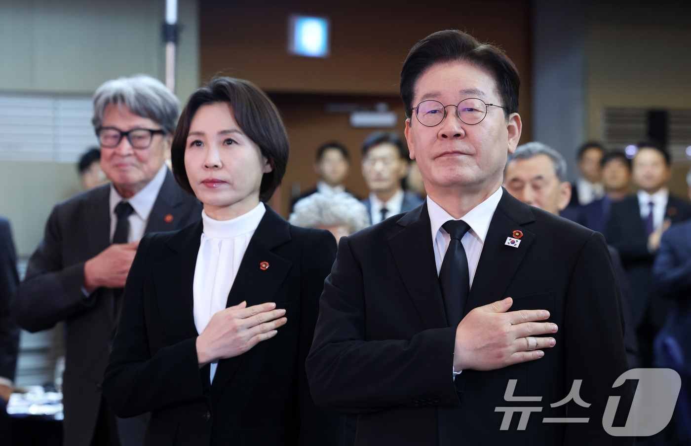 (제주=뉴스1) 이재명 기자 = 이재명 대통령과 김혜경 여사가 29일 제주시의 한 호텔에서 열린 제주 4.3 희생자 유족과의 오찬에서 국민의례를 하고 있다. 2026.3.29/뉴스 …