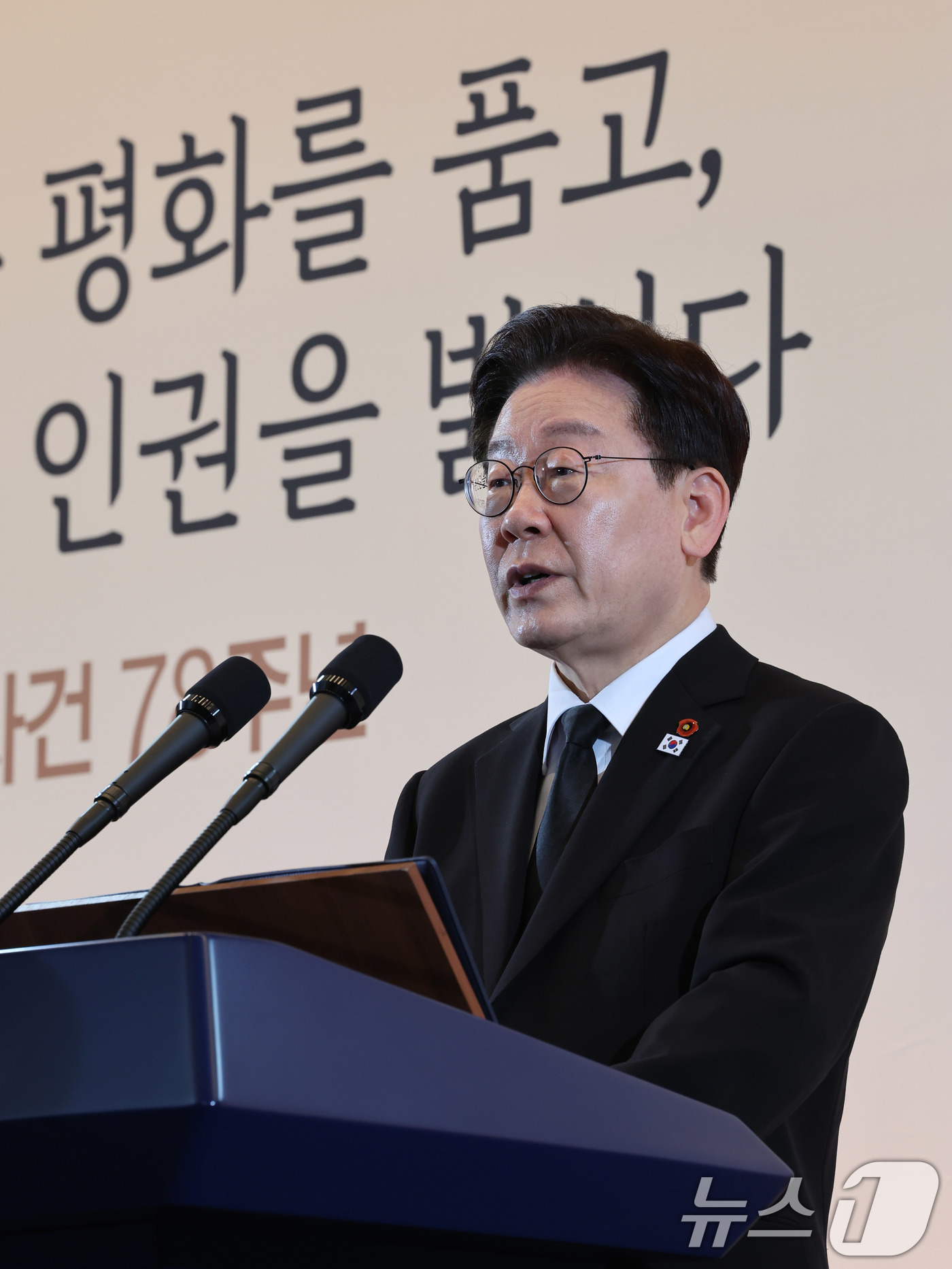 (제주=뉴스1) 이재명 기자 = 이재명 대통령이 29일 제주시의 한 호텔에서 열린 제주 4.3 희생자 유족과의 오찬에서 인사말을 하고 있다. 2026.3.29/뉴스1