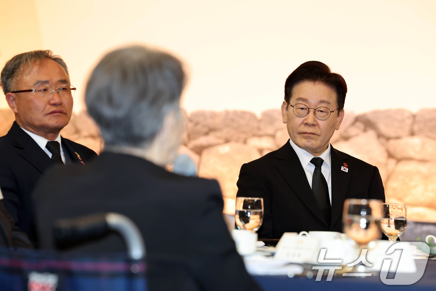 (제주=뉴스1) 이재명 기자 = 이재명 대통령이 29일 제주시의 한 호텔에서 열린 제주 4.3 희생자 유족과의 오찬에서 참석자들의 발언을 경청하고 있다. 2026.3.29/뉴스1