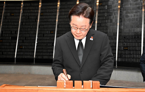 李대통령 지지율 62.2% 유지…민주 51.1% 국힘 30.6% [리얼미터]