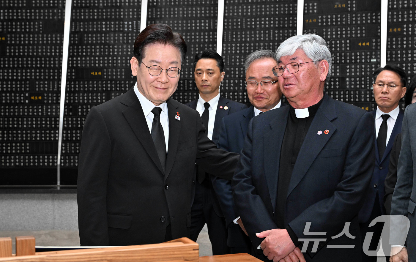 (제주=뉴스1) 이재명 기자 = 이재명 대통령이 29일 제주4.3평화공원을 방문해 위패봉안실을 살펴보고 있다. 2026.3.29/뉴스1