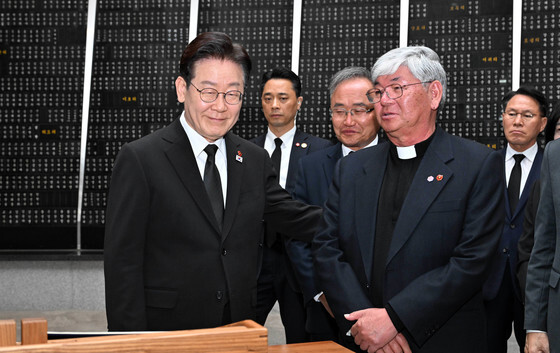 제주4.3공원 위패봉안실 살펴보는 이재명 대통령