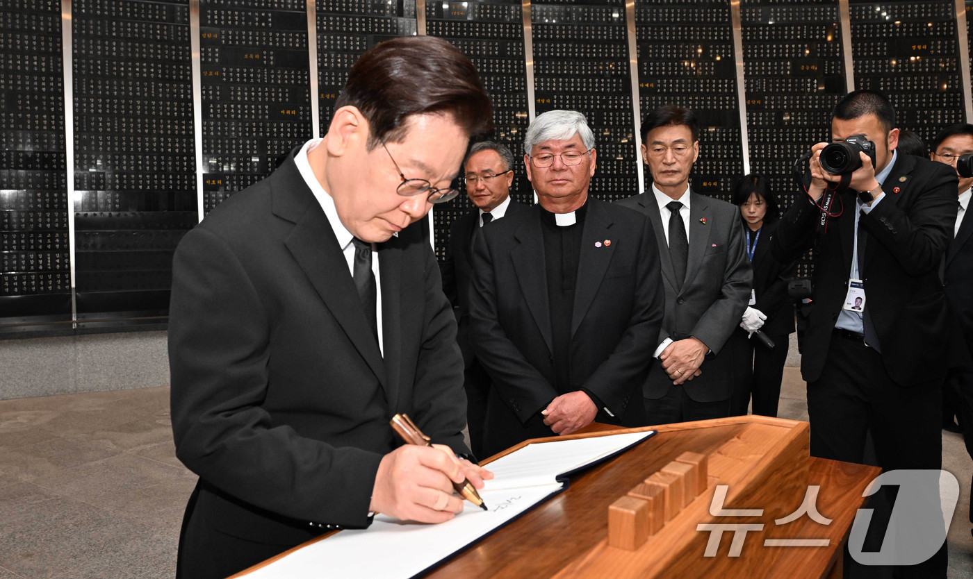 (제주=뉴스1) 이재명 기자 = 이재명 대통령이 29일 제주4.3평화공원을 방문해 위패봉안실에서 방명록을 작성하고 있다. 2026.3.29/뉴스1