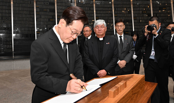 방명록 남기는 이재명 대통령